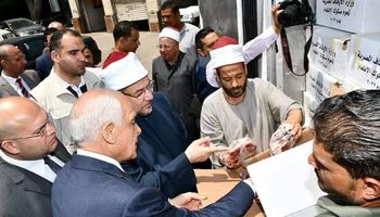 وزير الأوقاف ومحافظ الجيزة يفحصان لحمة عيد الأضحى المبارك