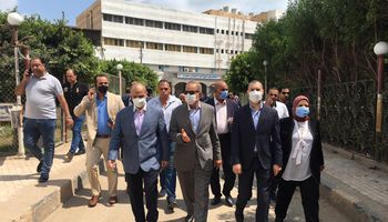 محافظ كفر الشيخ يوجه بنقل 6 حالات لـ3 مستشفيات ويطمئن على كل المرضى بالمستشفى العام