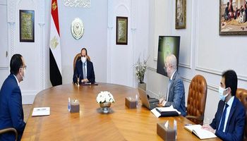 الرئيس السيسي يجتمع مع مدبولي ووزير الإسكان