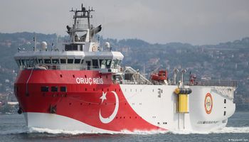 سفينة تنقيب عن موارد الطاقة إلى البحر المتوسط