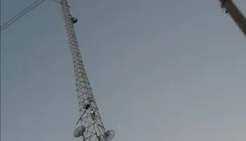 شاب يحاول التخلص من حياته أعلى برج شبكة الاتصالات 