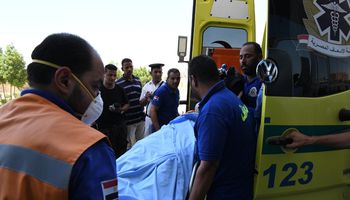 نقل السائحين المصابين إلى المستشفى 