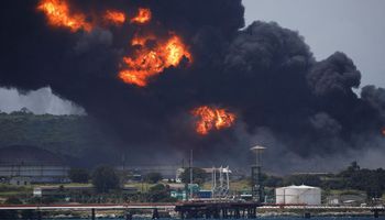 حريق ضخم بمصفاة لتكرير النفط في فنزويلا