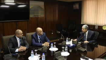 وزير الكهرباء ومسئول شركة اتصالات مصر