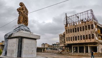 نحات في الموصل "يعيد إنشاء ما تم هدمه"