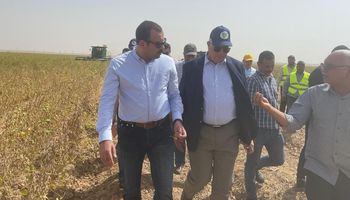 وزير الزراعة خلال زيارته لمشروع مستقبل مصر