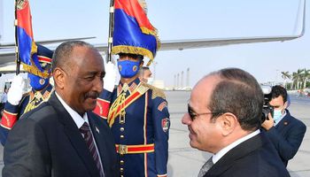 الرئيس السيسى مع رئيس مجلس السيادة الانتقالى السودانى