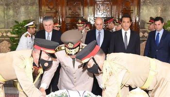 وزير الدفاع يضع اكليلا من الزهور على قبر الزعيم جمال عبد الناصر