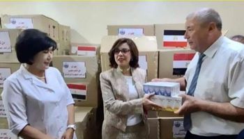 السفيرة أميرة فهمي أثناء تسليم شحنة المساعدات الطبية لأوزبكستان