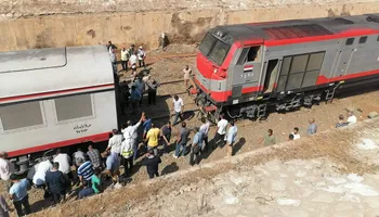 السكة الحديد تواصل رفع قطار خرج عن القضبان بمحطة دمنهور