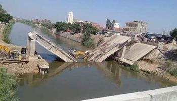 انهيار كوبري التفتيش البحري وسقوطه بالمعدات بالبحيرة 