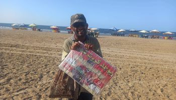 "تامر" بائع المناديل على شواطئ بورسعيد
