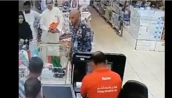 ضابط يعتدي على مواطنين في متجر بالكويت