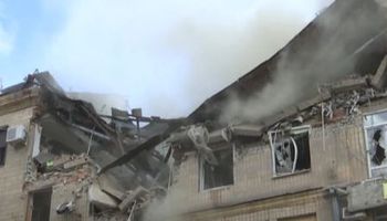 قصف مبنى سكني 