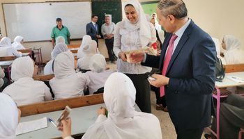 وكيل تعليم كفر الشيخ يوزع الحلوى على الطلاب فى أول أيام الدراسة