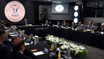 رئيس الوزراء خلال اجتماعه برجال الأعمال الكويتيين