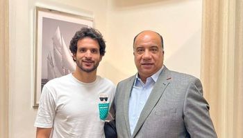 محمود علاء مع محمد مصيلحي رئيس نادي الاتحاد 