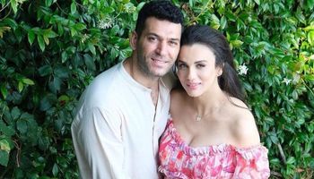 الممثل التركي مراد يلدريم وزوجته