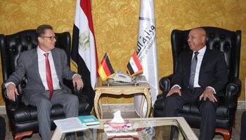 وزير النقل مع السفير الألماني بالقاهرة