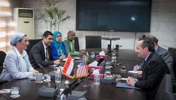 وزيرة البيئة مع القائم بأعمال السفارة الأمريكية بالقاهرة