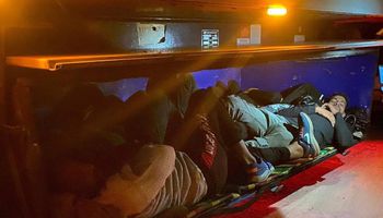القبض على 13 مصريا اختبأوا داخل صناديق أسفل شاحنة 