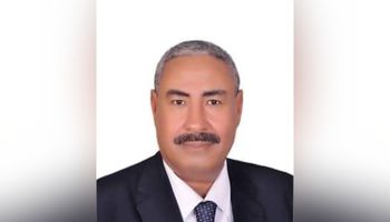 الدكتور عاطف الطاهر ابن محافظة قنا 