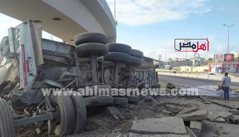 الصور الأولية لسقوط سيارة خرساني من كوبري 4 بطريق مطروح الإسكندرية 
