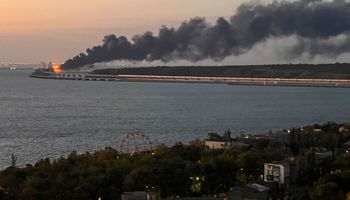اندلاع حريق عند جسر كيرتش في شبه جزيرة القرم