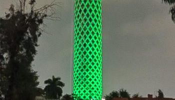 برج القاهرة مضاء باللون الأخضر