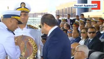 رئيس أكاديمية الشرطة يهدي الرئيس السيسي جدارية تحمل خريطة مصر 