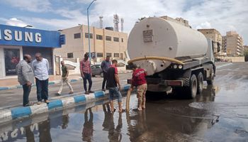 فرق الطوارئ ترفع تجمعات مياه الامطار بالطريق الدولي بمطروح    
