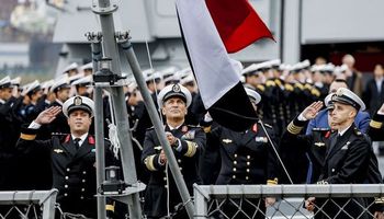 قائد القوات البحرية يرفع العلم على الفرقاطة الأولى