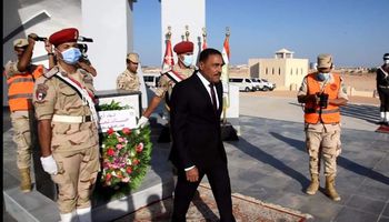 محافظ مطروح وقائد المنطقة الغربية العسكرية يضعان إكليل من الزهور بمناسبة 6 أكتوبر