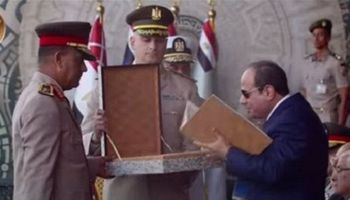 مدير الأكاديمية العسكرية يهدى الرئيس السيسي نسخة من القرآن الكريم