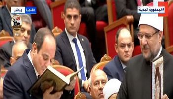 وزير الأوقاف يهدي الرئيس السيسي نسخة من المصحف الشريف 