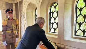 وزير خارجية الهند يزور مقابر الكمنولث