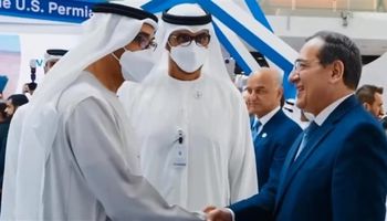 رئيس الإمارات يلتقي وزير البترول خلال تفقده معرض «أديبك 2022»