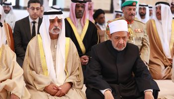 شيخ الأزهر يؤدي صلاة الجمعة مع ملك البحرين
