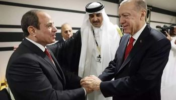 مصافحة بين الرئيس السيسي وأردوغان في حفل افتتاح كأس العالم بقطر