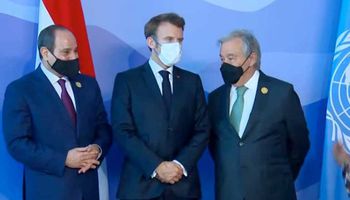 الرئيس السيسي يستقبل الرئيس الفرنسي إيمانويل ماكرون في مقر انعقاد قمة المناخ 