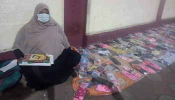 كفاح أم في بيع لعب الأطفال بشوارع بورسعيد لإعالة أولادها