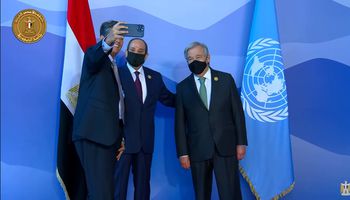 رئيس جمهورية بالاو يلتقط سيلفي مع الرئيس السيسي خلال قمة المناخ بشرم الشيخ 