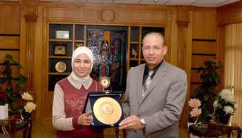 رنا حامد أول طالبة كفيفة حصلت على الدكتوراة