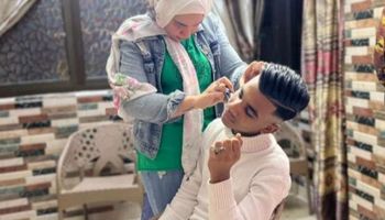 غرام أول سيدة تعمل حلاقة للرجال في بورسعيد