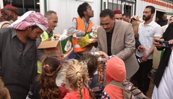 محافظ مطروح يوزيع مواد غذائية وهدايا عينية علي أهالي مدينة سيدي براني 