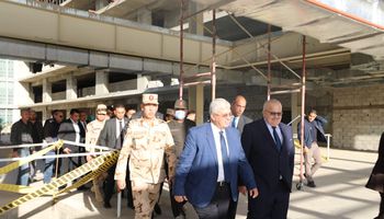 وزير التعليم العالي ورئيس جامعة القاهرة يتفقدان مستفى 500 500