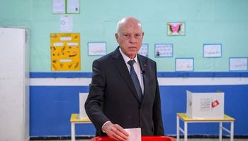 رئيس تونس يدلي بصوته في الانتخابات التشريعية