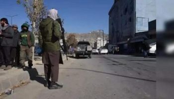  قوات الأمن الأفغانية قرب مدخل النفق