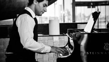  إيهاب عزالدين، عازف بيانو ومؤلف موسيقي