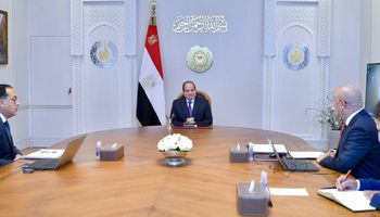 الرئيس السيسي يجتمع مع رئيس الوزراء ووزير الاسكان